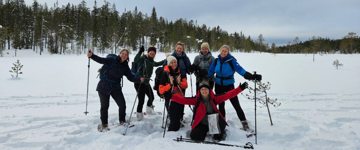 Into the Wild Finland, op tocht met een groep in de diepe sneeuw